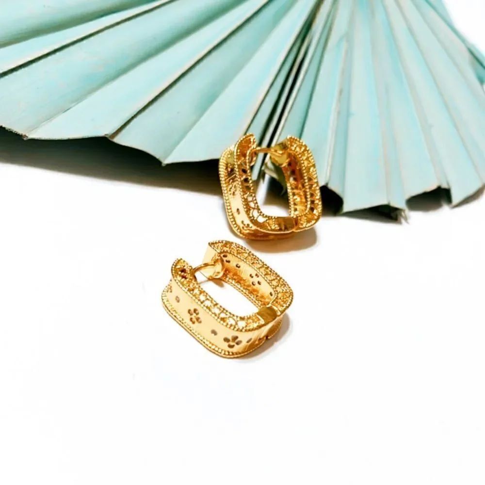 Gold hoop earrings #685